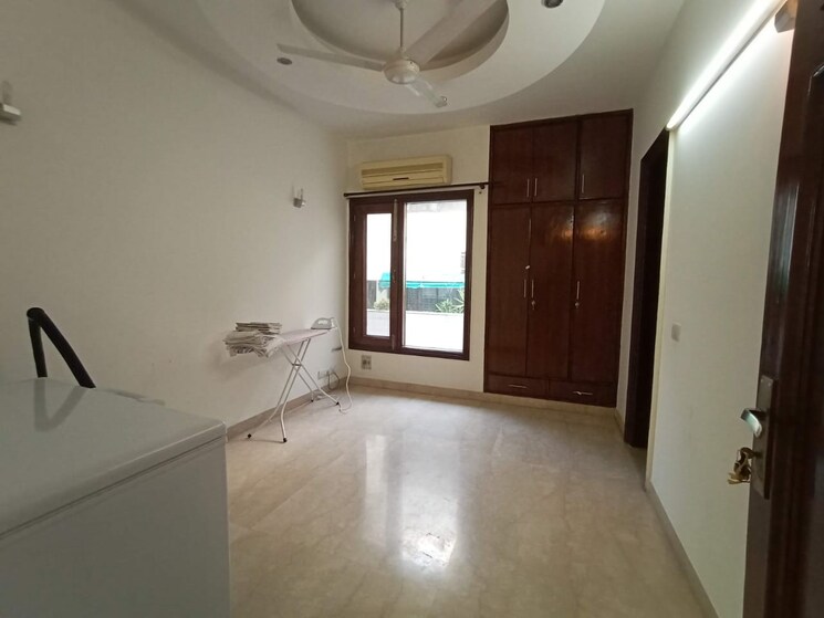 Room, defence colony 3 Bedroom 325 Sq.Yd. Builder Floor In Defence Colony Delhi 8954464