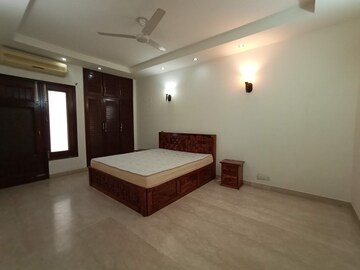 Room in 3 BHK Builder Floor at Defence Colony – for Rent