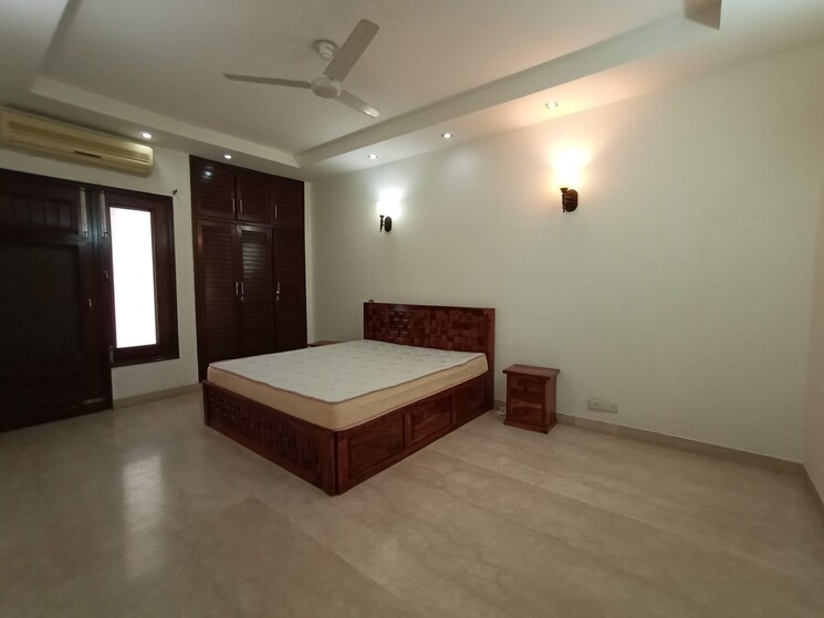 Room, defence colony 3 Bedroom 325 Sq.Yd. Builder Floor In Defence Colony Delhi 8954464