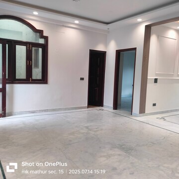Room in 6+ BHK Builder Floor at Unitech South City 1, South City 1 – for Rent