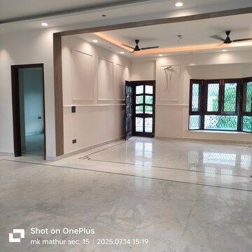 Living Room in 6+ BHK Builder Floor at Unitech South City 1, South City 1 – for Rent