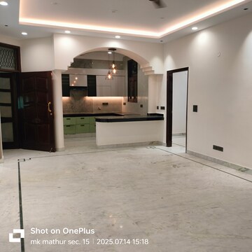 Parking in 6+ BHK Builder Floor at Unitech South City 1, South City 1 – for Rent