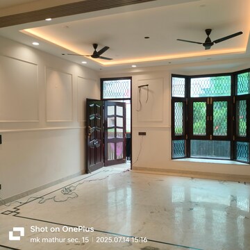 Living Room in 6+ BHK Builder Floor at Unitech South City 1, South City 1 – for Rent