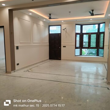 Room in 6+ BHK Builder Floor at Unitech South City 1, South City 1 – for Rent
