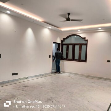 Room in 6+ BHK Builder Floor at Unitech South City 1, South City 1 – for Rent