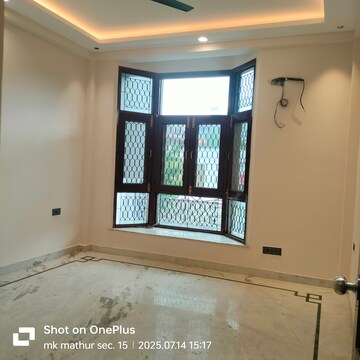 Room in 6+ BHK Builder Floor at Unitech South City 1, South City 1 – for Rent