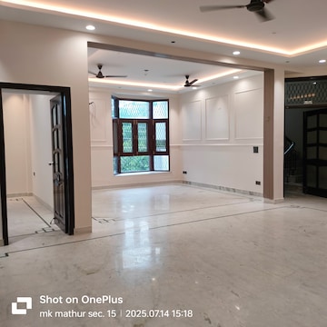 Room in 6+ BHK Builder Floor at Unitech South City 1, South City 1 – for Rent