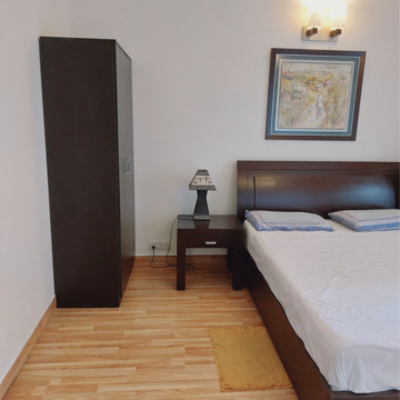 Bedroom in 3 BHK Apartment at Sweta Central Park I, Dlf Phase I – for Rent