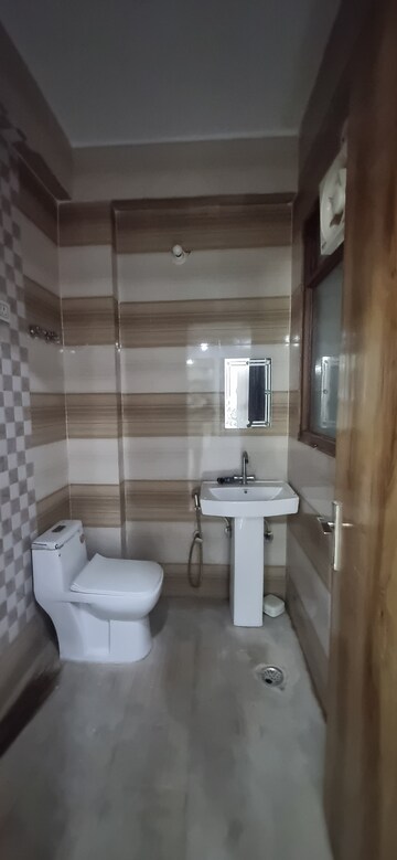 Bathroom in 3 BHK Builder Floor at Sai Kunj New Palam  vihar, New Palam Vihar Phase 3 – for Rent