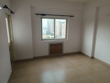 Room in 3.5 BHK Apartment at Supertech Cape Town, Sector 74 – for Rent