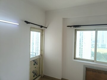 Room in 3.5 BHK Apartment at Supertech Cape Town, Sector 74 – for Rent