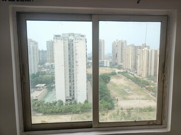 Room in 3.5 BHK Apartment at Supertech Cape Town, Sector 74 – for Rent