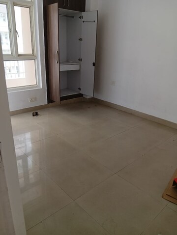 Room in 2.5 BHK Apartment at Futec Gateway, Sector 75 – for Rent