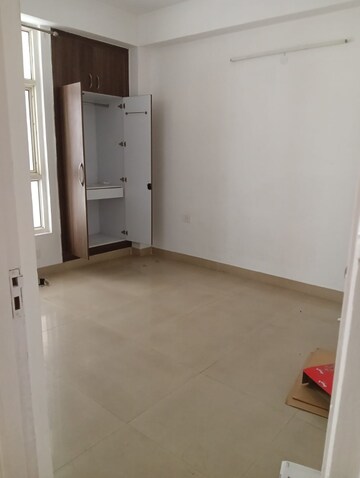 Room in 2.5 BHK Apartment at Futec Gateway, Sector 75 – for Rent