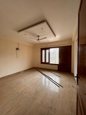 Room in 3.5 BHK Builder Floor at Sector 55 – for Rent