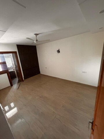 Room in 3.5 BHK Builder Floor at Sector 55 – for Rent