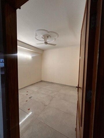 Room in 3.5 BHK Builder Floor at Sector 55 – for Rent