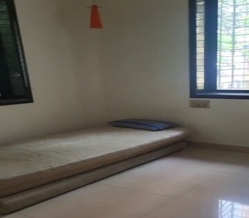 Room in 3.5 BHK Apartment at Dadar East – for Rent