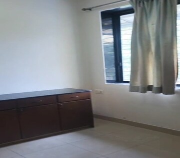 Room in 3.5 BHK Apartment at Dadar East – for Rent