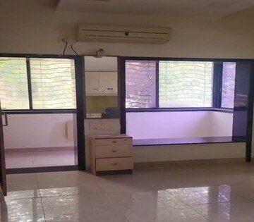 Room in 3.5 BHK Apartment at Dadar East – for Rent