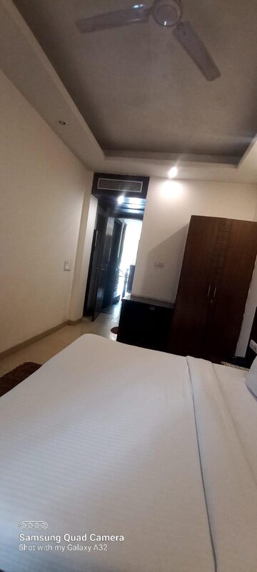 Room in 6+ BHK Builder Floor at DLF Building 10, Dlf Phase ii – for Rent