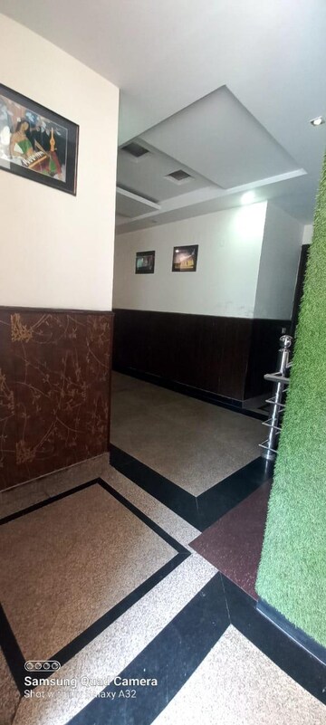 Bathroom in 6+ BHK Builder Floor at DLF Building 10, Dlf Phase ii – for Rent