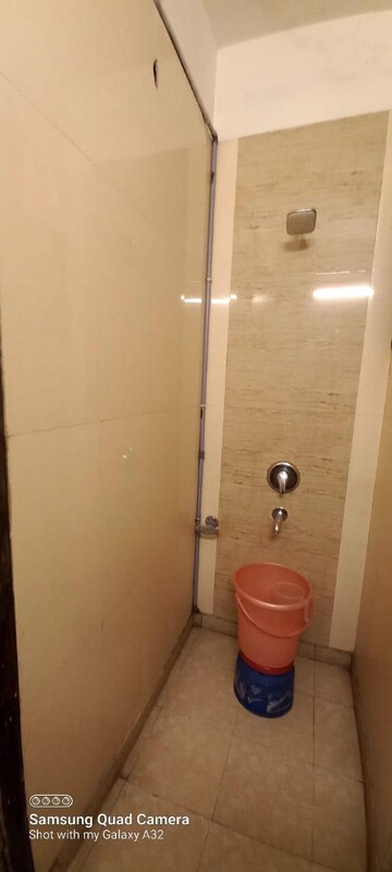 Bathroom in 6+ BHK Builder Floor at DLF Building 10, Dlf Phase ii – for Rent