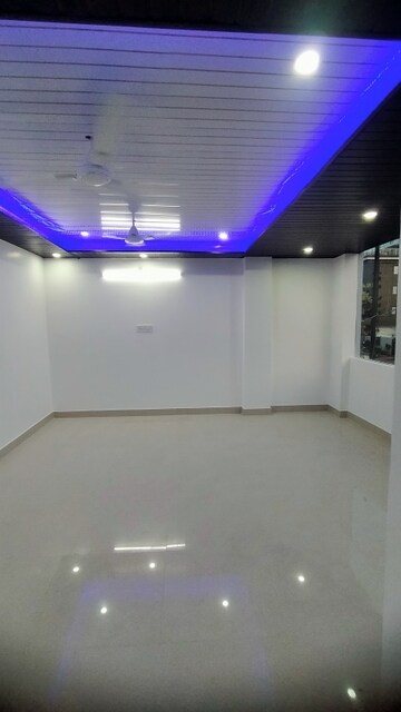 Room in  Showroom at Gomti Nagar – for Rent