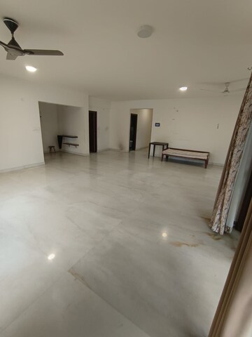 Room in 4 BHK Apartment at Vasanth Nagar – for Rent