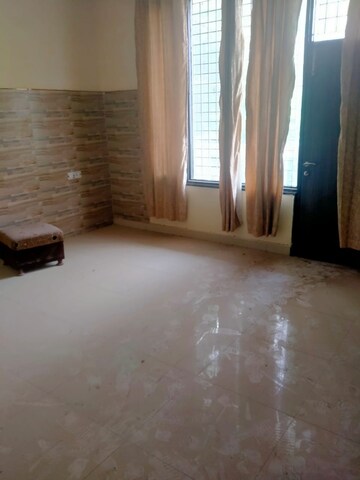 Room in 3 BHK Builder Floor at Mohit House, Sushant Lok I – for Rent