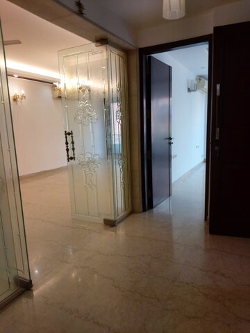 Room in 3 BHK Builder Floor at Defence Colony – for Rent