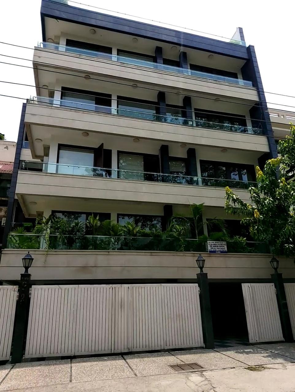 3 BHK + Servant Room Builder Floor For Rent in Defence Colony