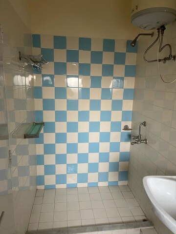 Bathroom in 3 BHK Builder Floor at DLF Ridgewood Estate, Dlf Phase iv – for Rent