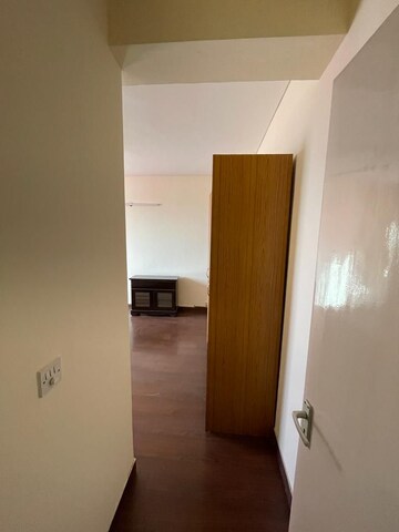 Room in 3 BHK Builder Floor at DLF Ridgewood Estate, Dlf Phase iv – for Rent