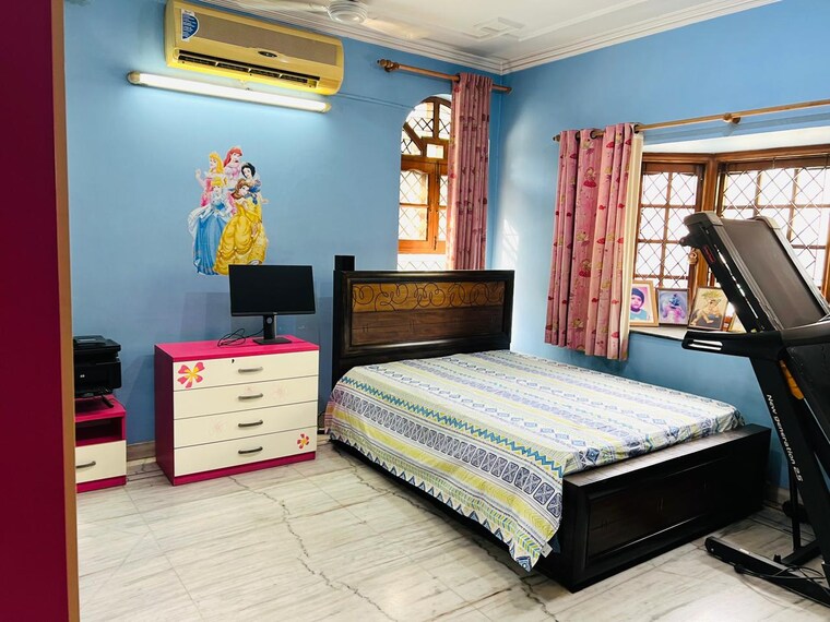 Bedroom, sector 30 5 Bedroom 305 Sq.Mt. Villa In Sector 30 Noida 8955052
