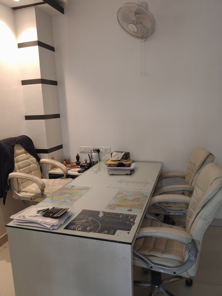 Team Area, netaji subhash place Commercial Office Space 639 Sq.Ft. In Netaji Subhash Place Delhi 8955292