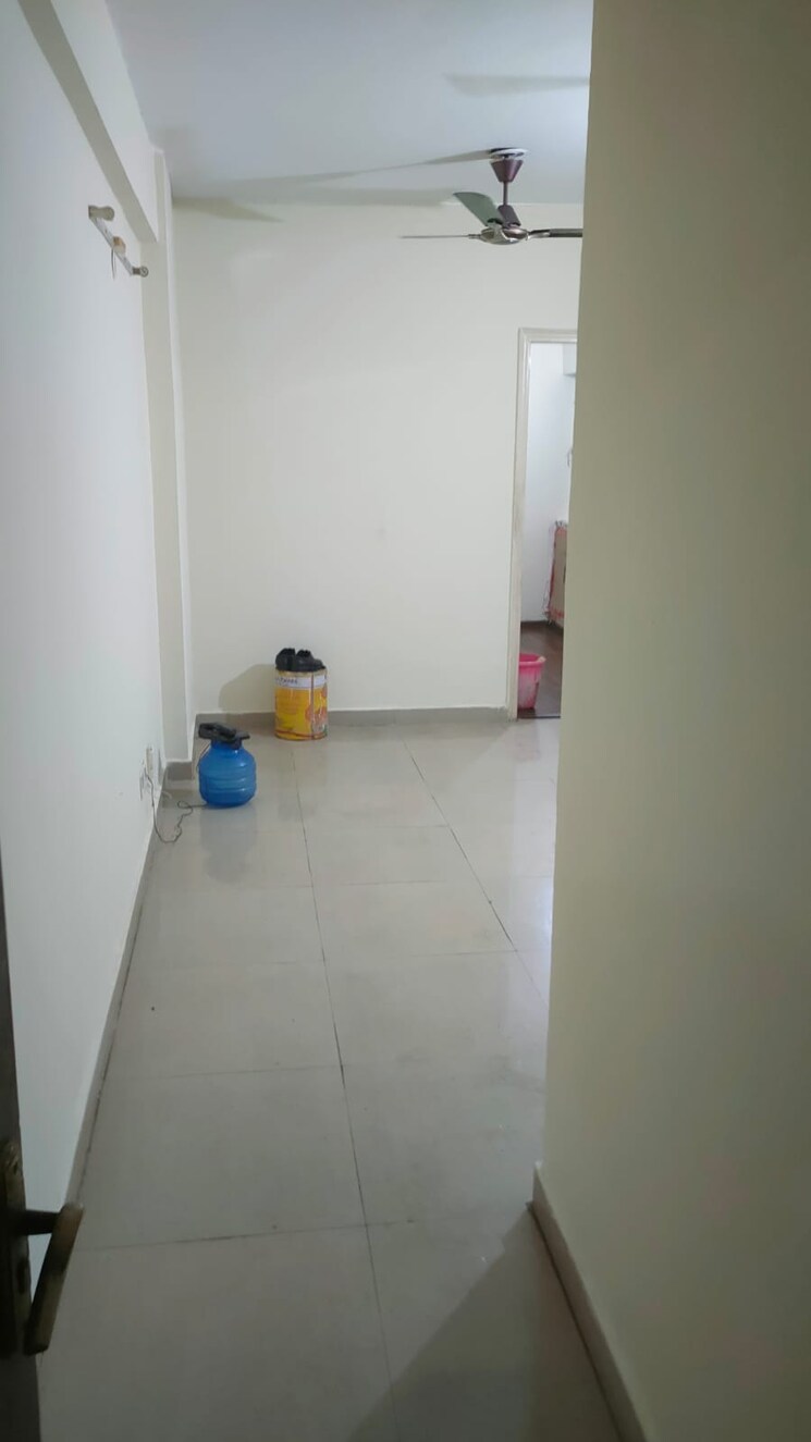 Room, paras-seasons 2 Bedroom 985 Sq.Ft. Apartment In Sector 168 Noida 8955452