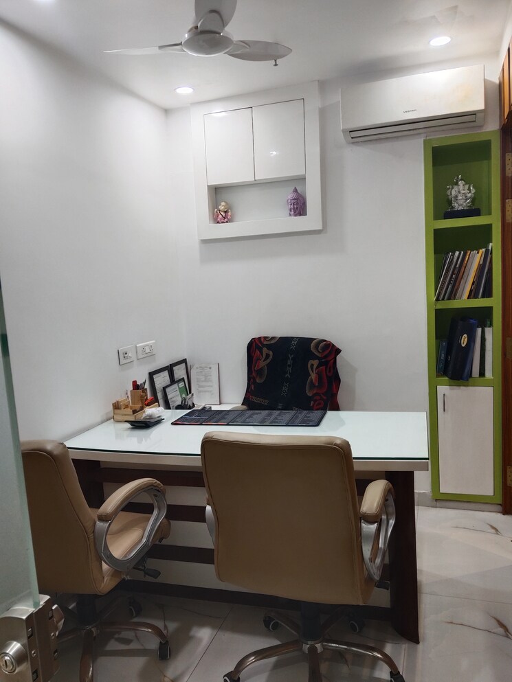 Team Area, netaji subhash place Commercial Office Space 399 Sq.Ft. In Netaji Subhash Place Delhi 8955505