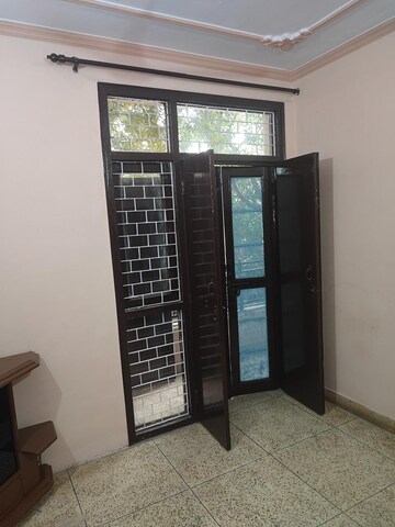 Room in 2 BHK Builder Floor at Mayur Vihar Phase 1 – for Rent
