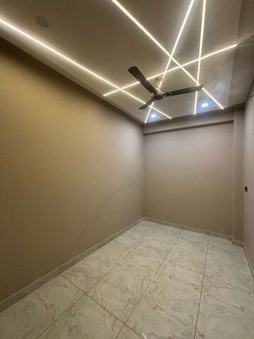 Room in 3 BHK Builder Floor at Uttam Nagar – for Rent