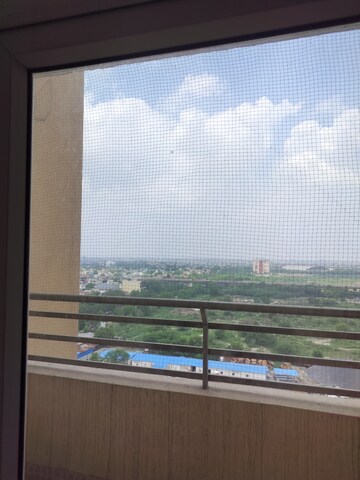 Room in 4 BHK Apartment at Wave Amore, Sector 32 – for Rent
