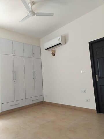Room in 4 BHK Apartment at Wave Amore, Sector 32 – for Rent
