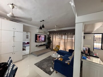 Team Area in 3 BHK Apartment at Arshie Complex, Versova – for Rent
