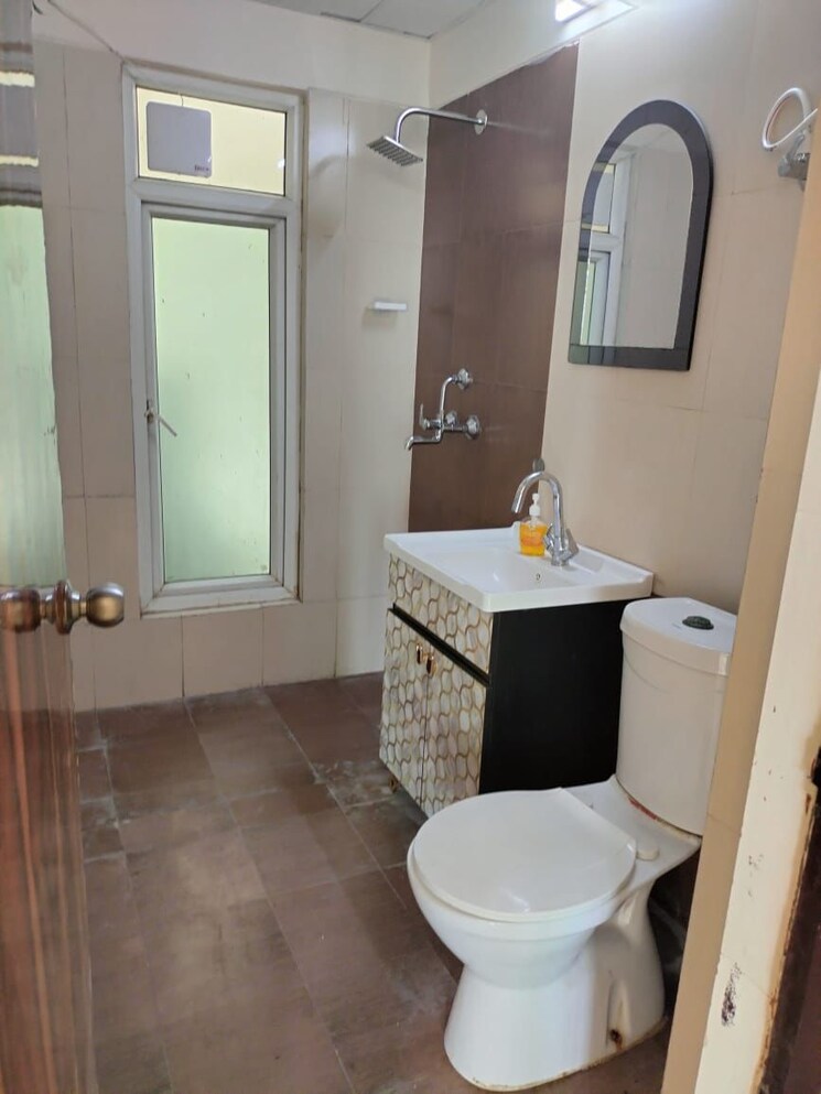 Bathroom, mahagun-moderne 2.5 Bedroom 1390 Sq.Ft. Apartment In Sector 78 Noida 8955785