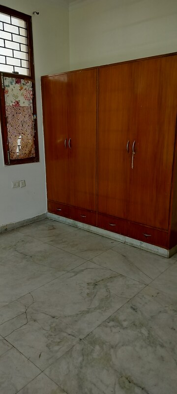 Room in 4 BHK Independent House at RWA Apartments Sector 50, Sector 50 – for Rent