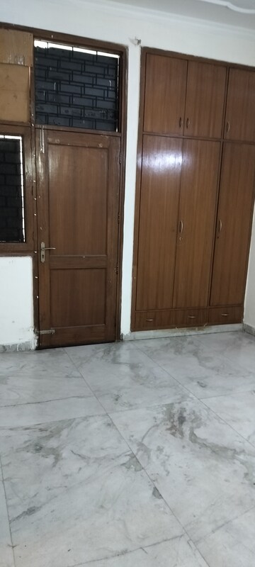 Room in 4 BHK Independent House at RWA Apartments Sector 50, Sector 50 – for Rent
