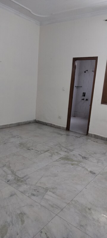 Room in 4 BHK Independent House at RWA Apartments Sector 50, Sector 50 – for Rent