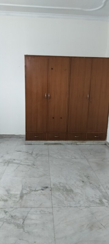 Room in 4 BHK Independent House at RWA Apartments Sector 50, Sector 50 – for Rent