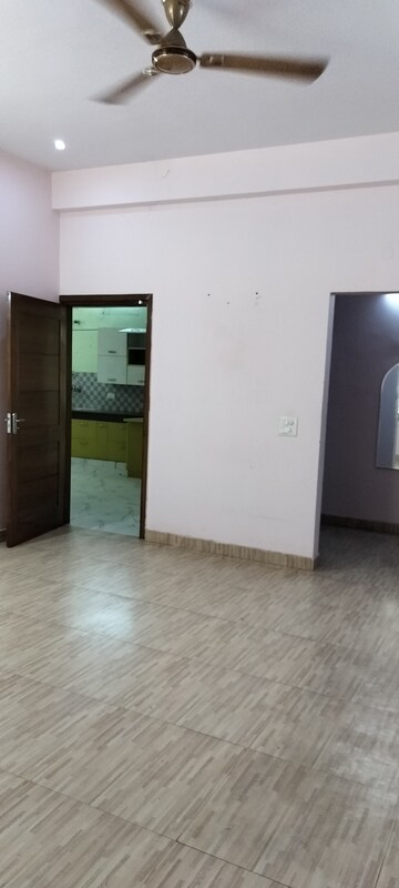 Room in 3 BHK Independent House at RWA Apartments Sector 50, Sector 50 – for Rent