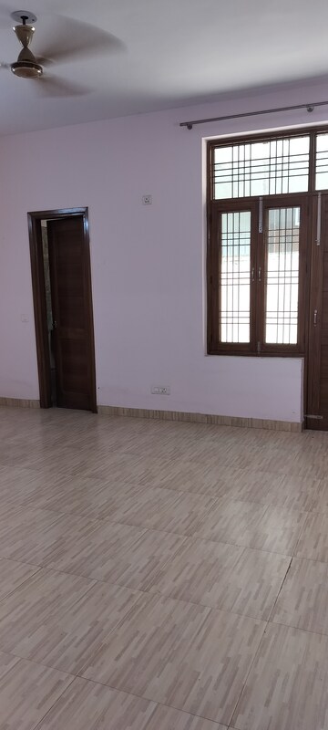 Room in 3 BHK Independent House at RWA Apartments Sector 50, Sector 50 – for Rent